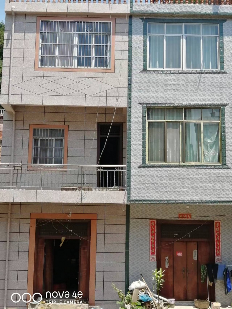 左边喷漆，右边贴砖