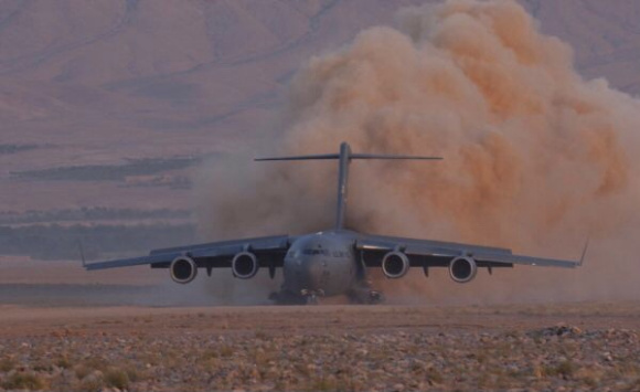 C17运输机沙漠降落