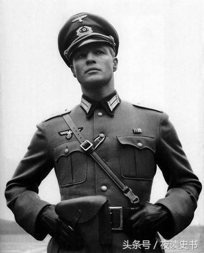 男子身上的制服