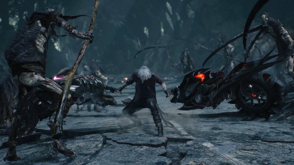 手上拿的就是那个机车