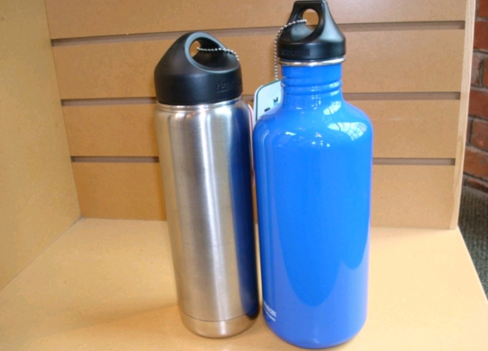 杏仁水保温瓶（左）