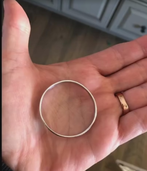 手中间的是个手镯