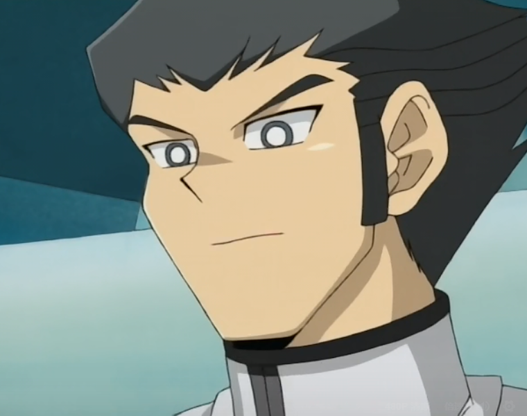 认真观战的三泽