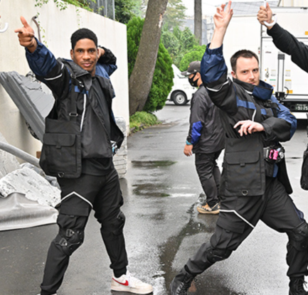 左边是本 右边是约翰