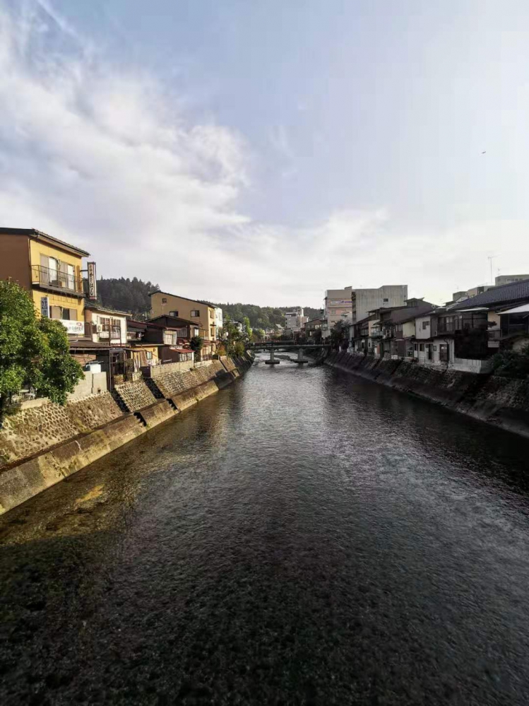 贯穿城市的宫川清澈