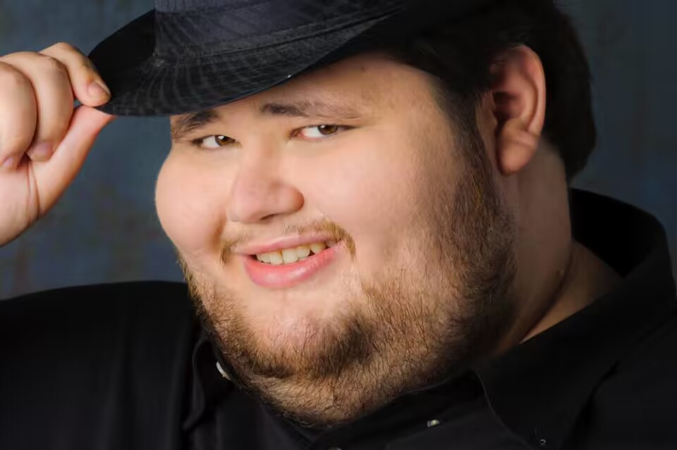 黑衣男