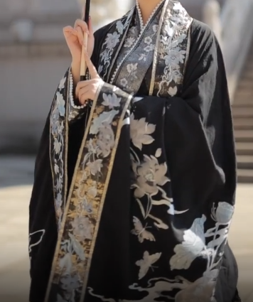 网上找的黑色汉服侵删