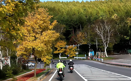 试胆大会白天公路边