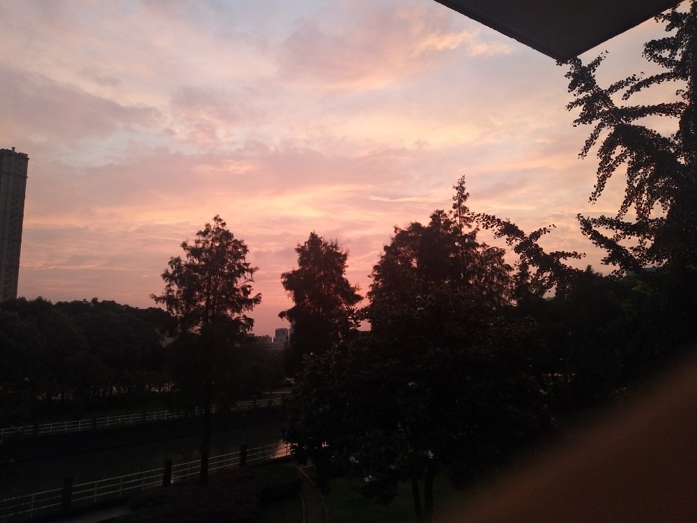 今天19点的晚霞