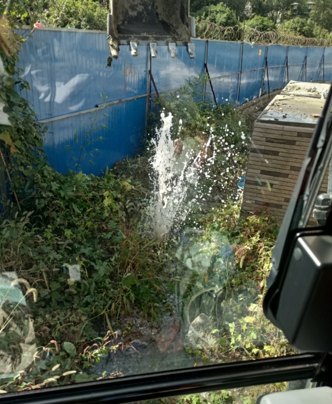 为了码字把水管挖断了