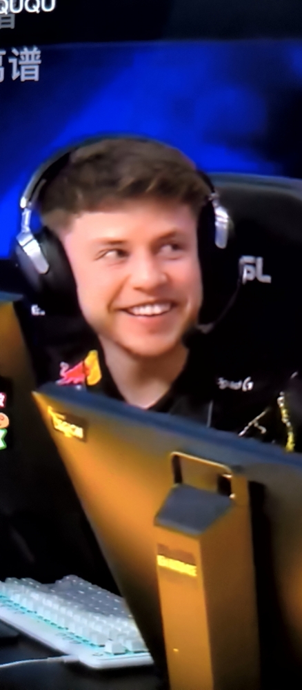 这个老六又笑嘻了