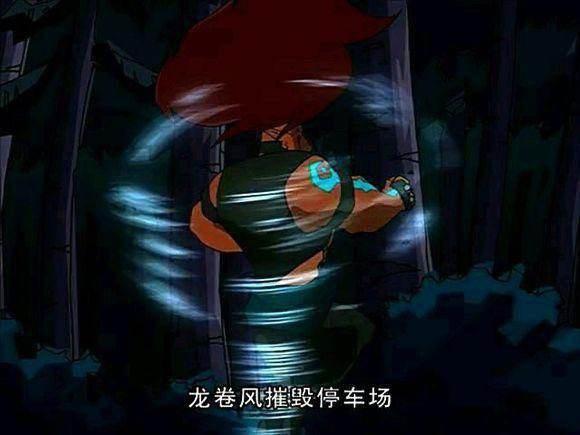 龙卷风摧毁停车场