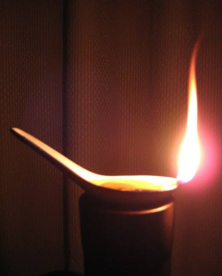 简陋的可移动式油灯