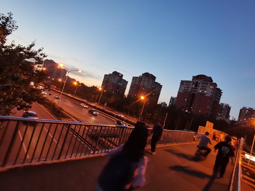 天桥上拍的照片