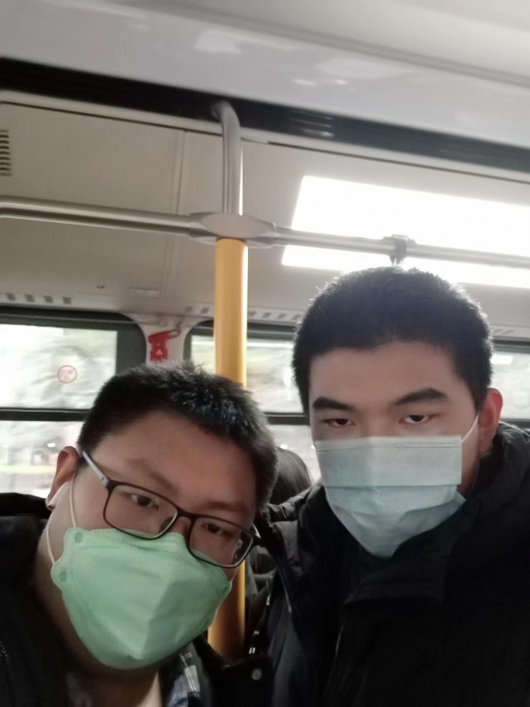 不戴眼镜的是作者