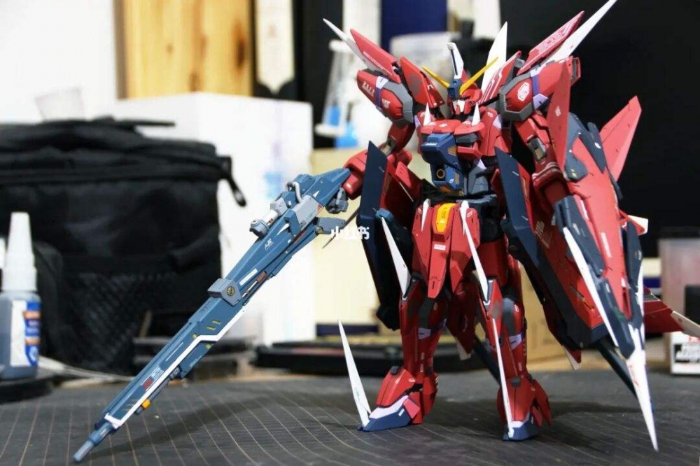 圣盾高达飞行装备侧面