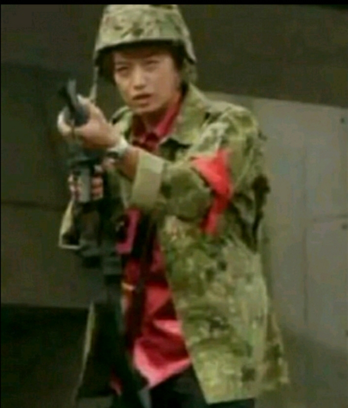 戴帽持枪的剑雨