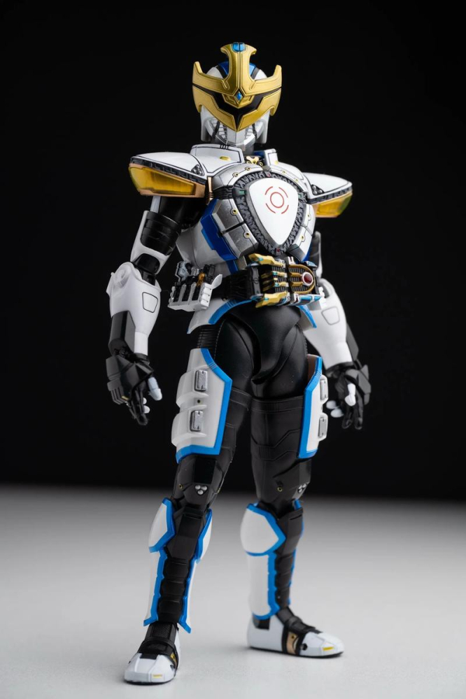 月银圣铠大致形态