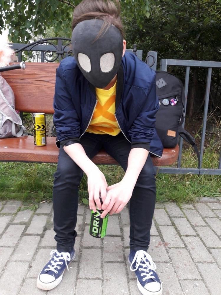 【:（】