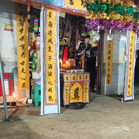 还在灵堂磕头中